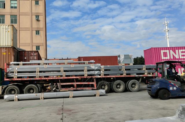 Cập nhật lô hàng của Topfencesolar: Kết cấu lắp đặt mặt đất bằng thép ZAM được vận chuyển đến Hàn Quốc từ nhà máy Hạ Môn